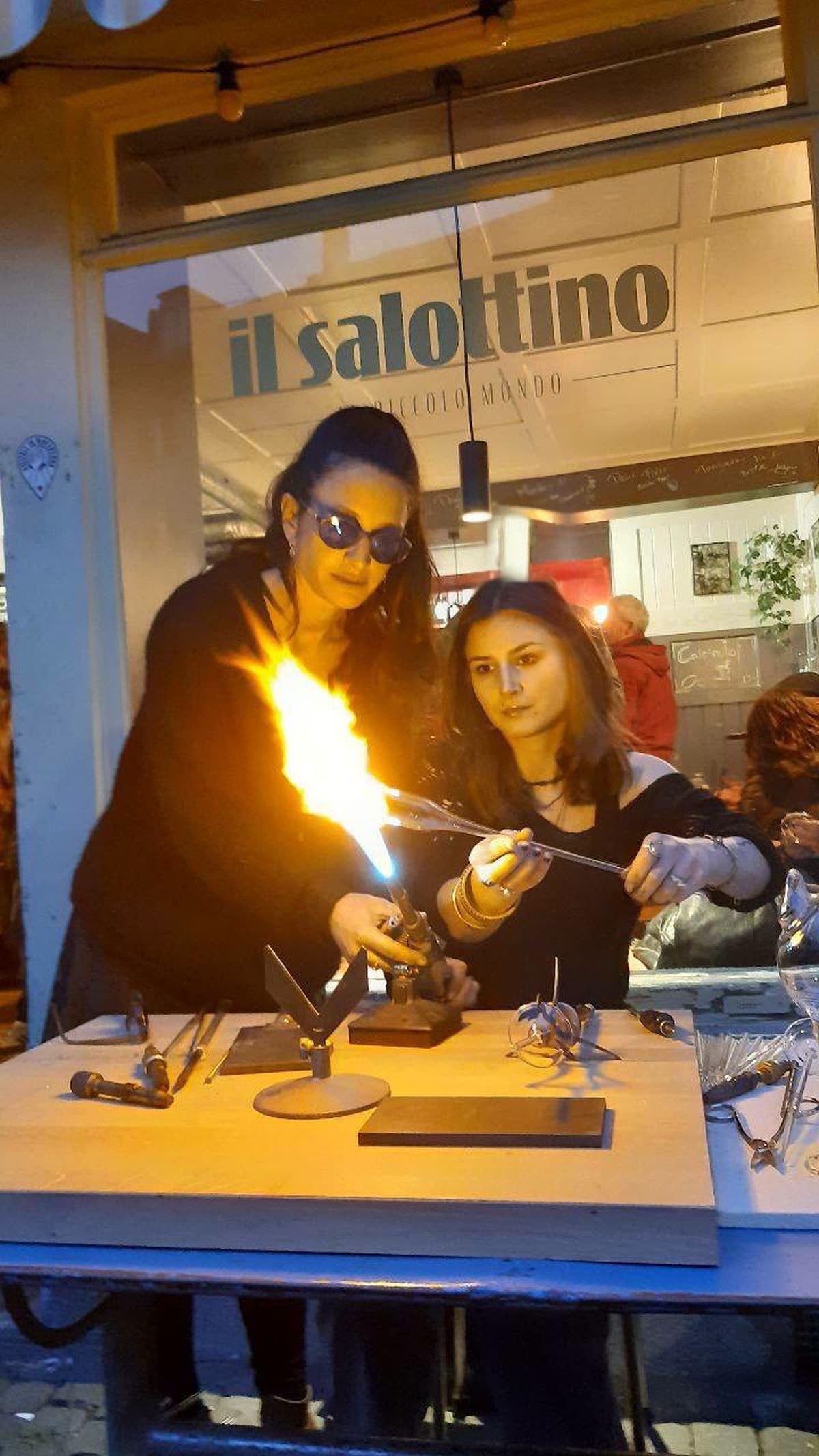 Katja Burri führt eine Besucherin bei einem Anlass an der Flamme