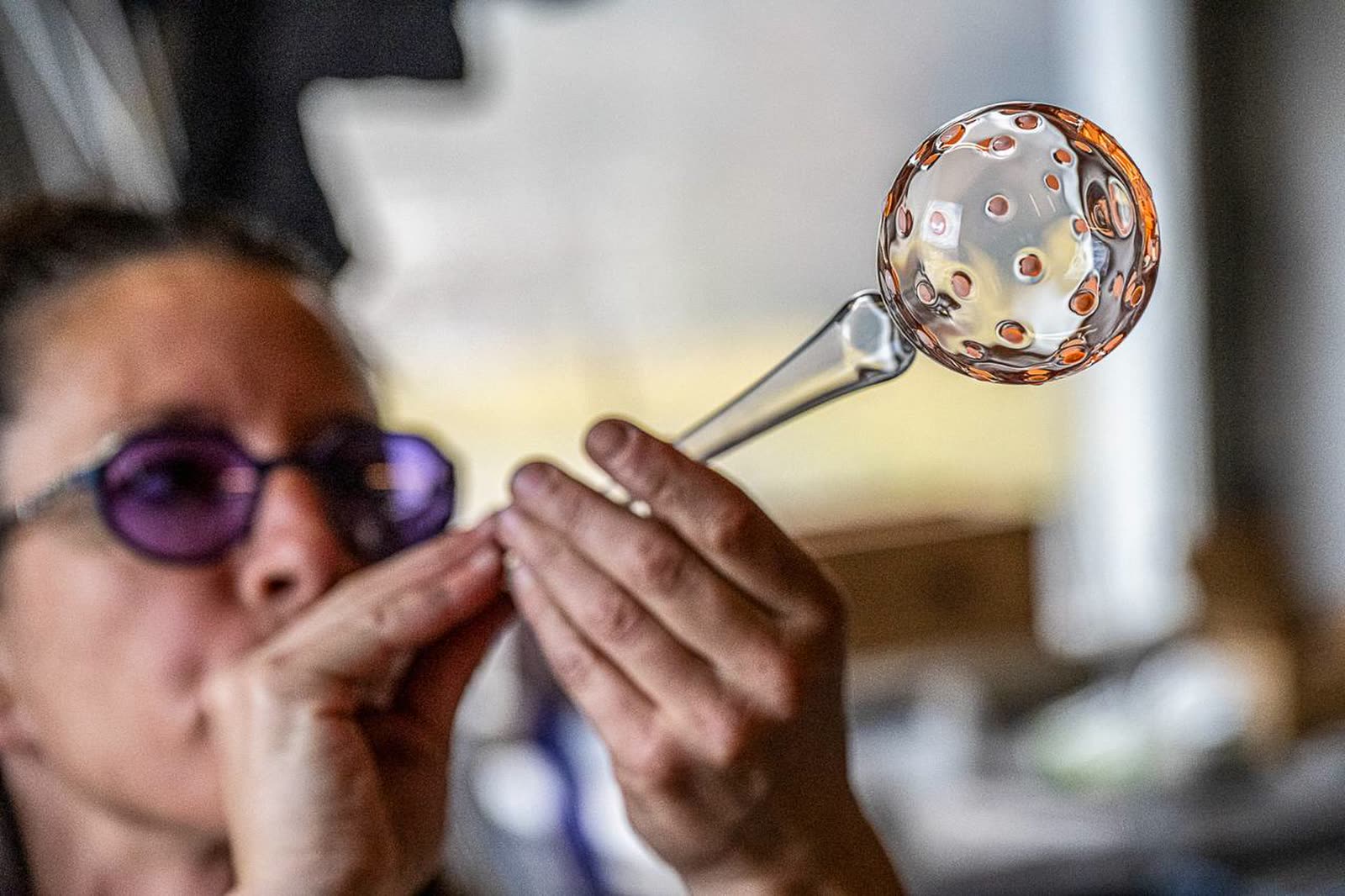 Eine getupfte Glaskugel entsteht am Blasrohr
