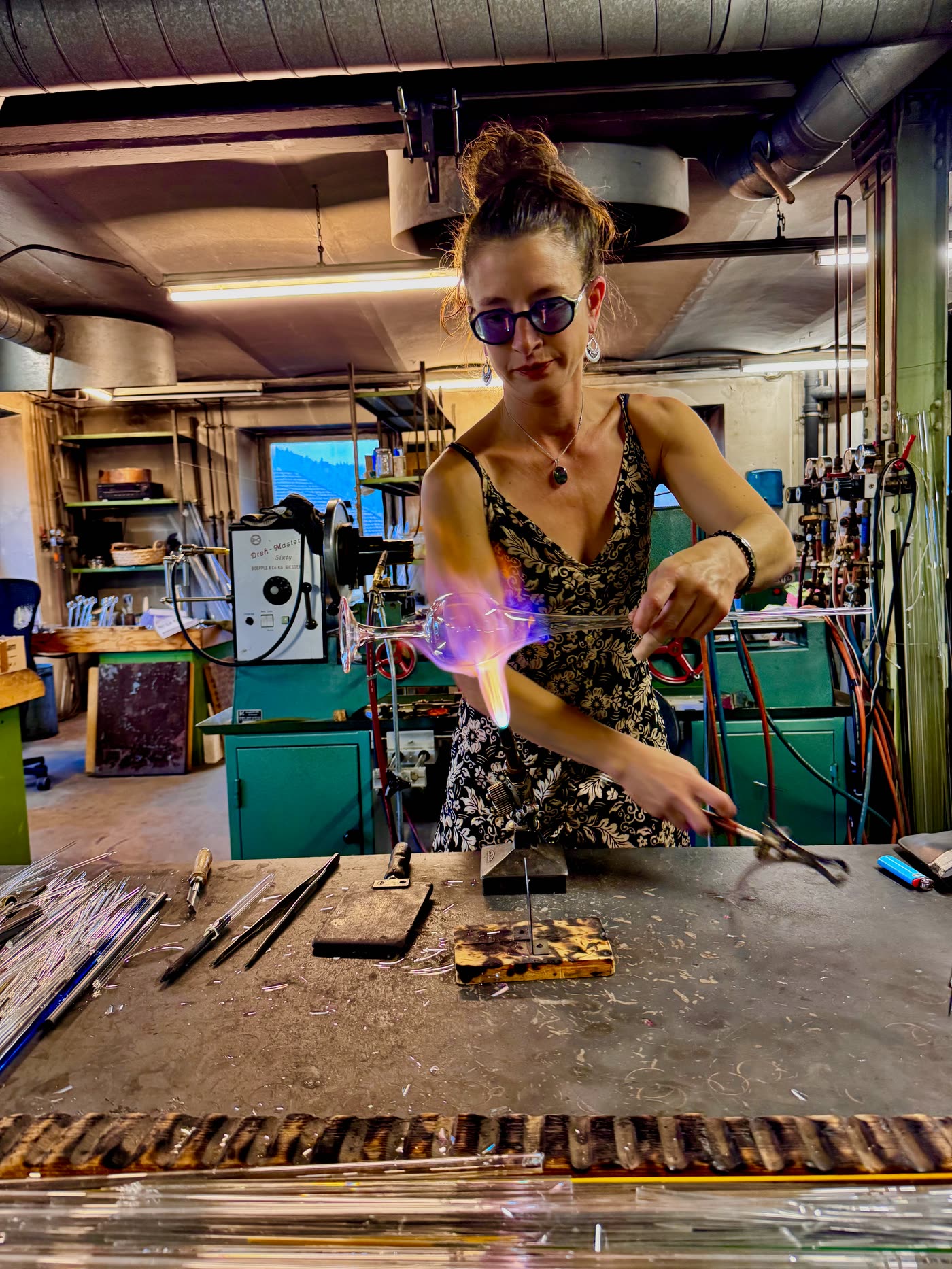 Katja Burri an ihrem Arbeitsplatz in der Glasbläserei Burri in Wila